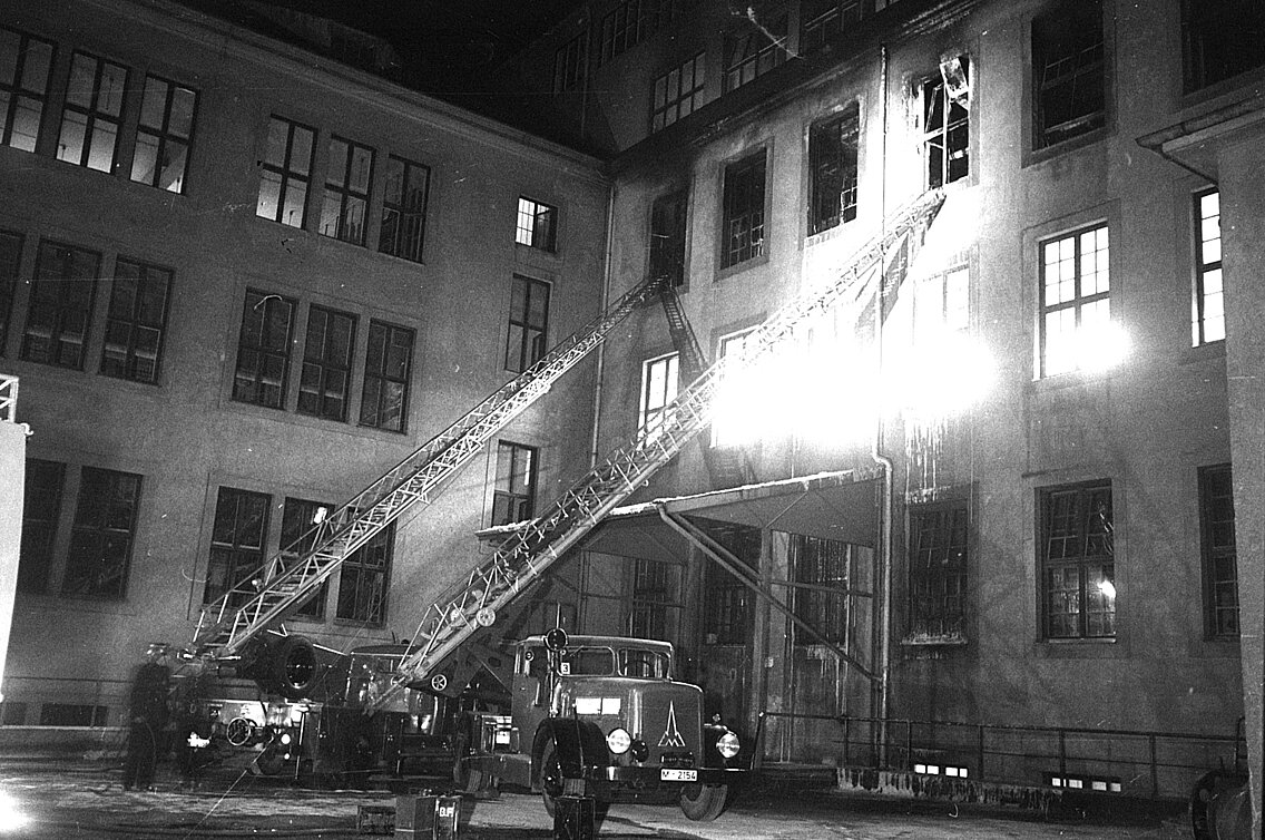 Zwei weitere Drehleitern im Innenhof des Gebäudes der Farbdruckerei Lipp