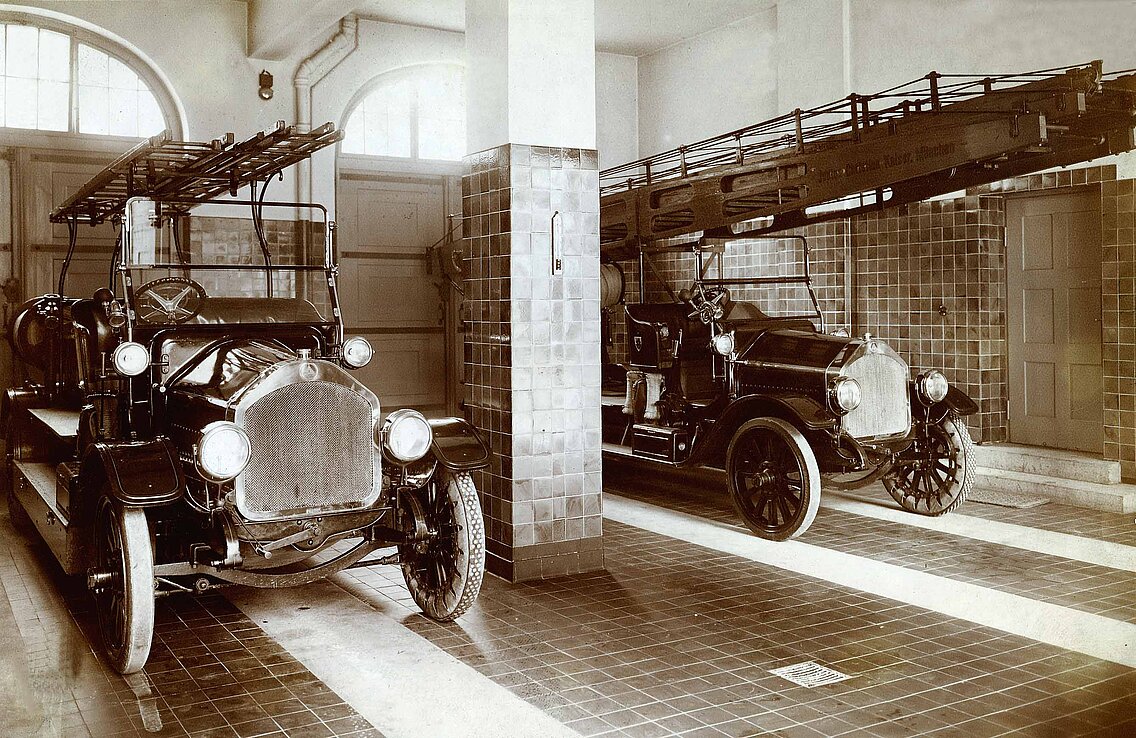 Kleiner Löschzug für die Nebenwachen mit Motorspritze und Drehleiter auf Saurer in der Remise der Nebenwache III in der Schulstraße