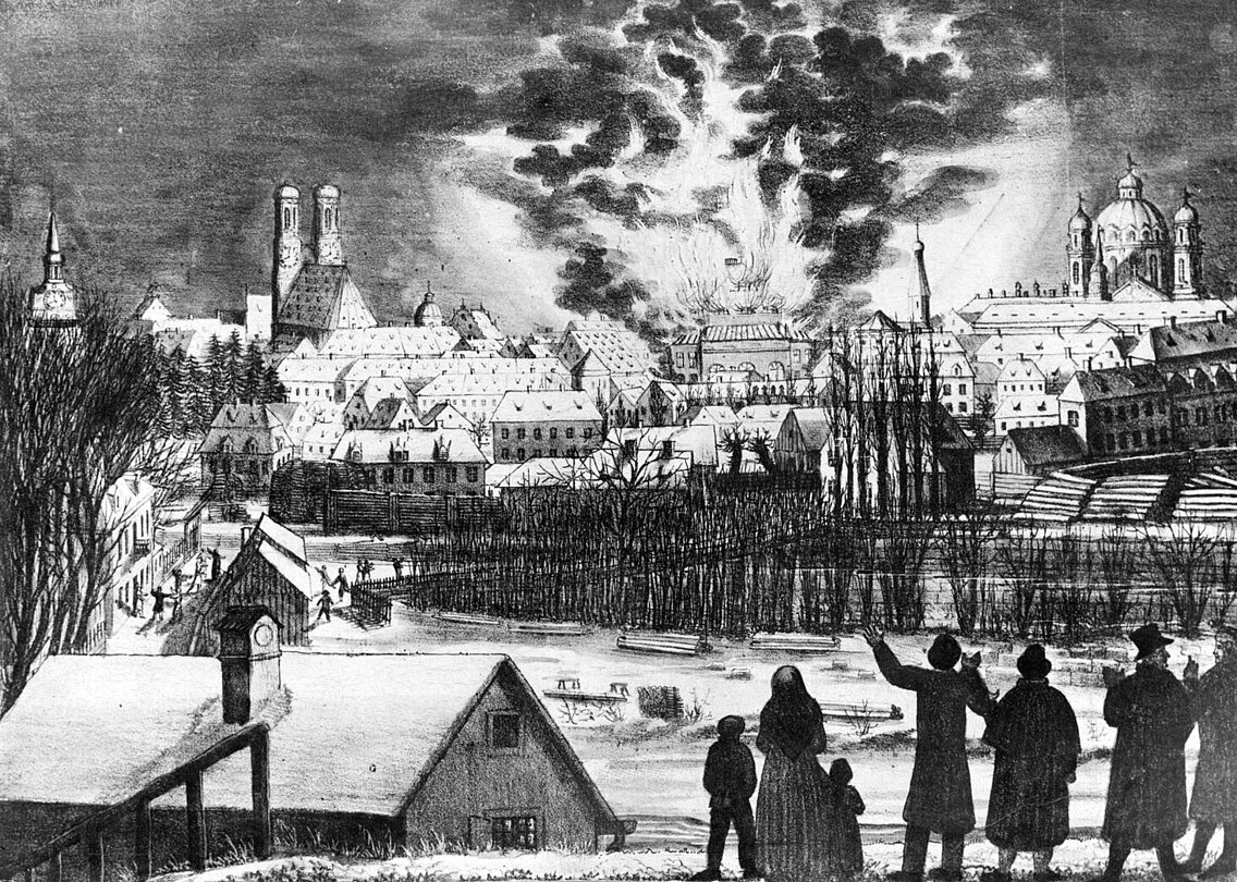 Historische Schwarz-Weiß-Zeichnung von München im Winter mit brennendem Hoftheater im Hintergrund, mehrere Personen beobachten das Feuer von einer verschneiten Landschaft aus