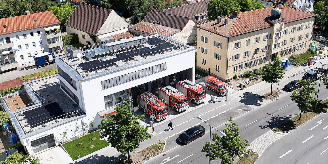 Links im Bild das neue Gerätehaus, rechts daneben das Gebäude des alten Gerätehauses