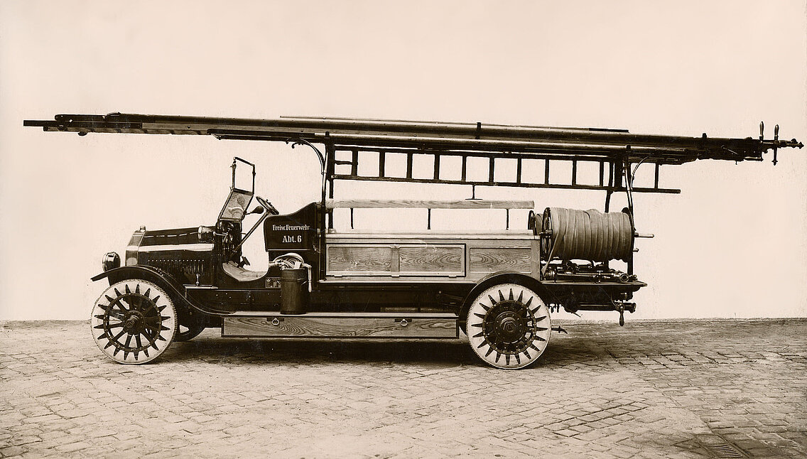 Motorspritze der Abteilung 6 mit Patent-Schutzmäntel, die für alle Fahrzeuge der Feuerwehr München beschafft wurden