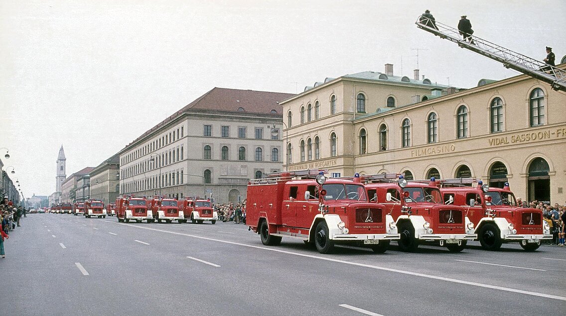 Die LF 16 „Korea“ der FF München bei der Fahrzeugparade auf de Ludwigsstraße