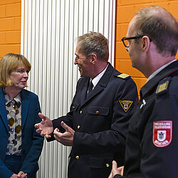 Besuch von Elke Büdenbender bei der Jugendfeuerwehr der FF München