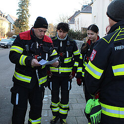 FF München Einsatzkräfte bei der Bombenentschärfung am Westfriedhof