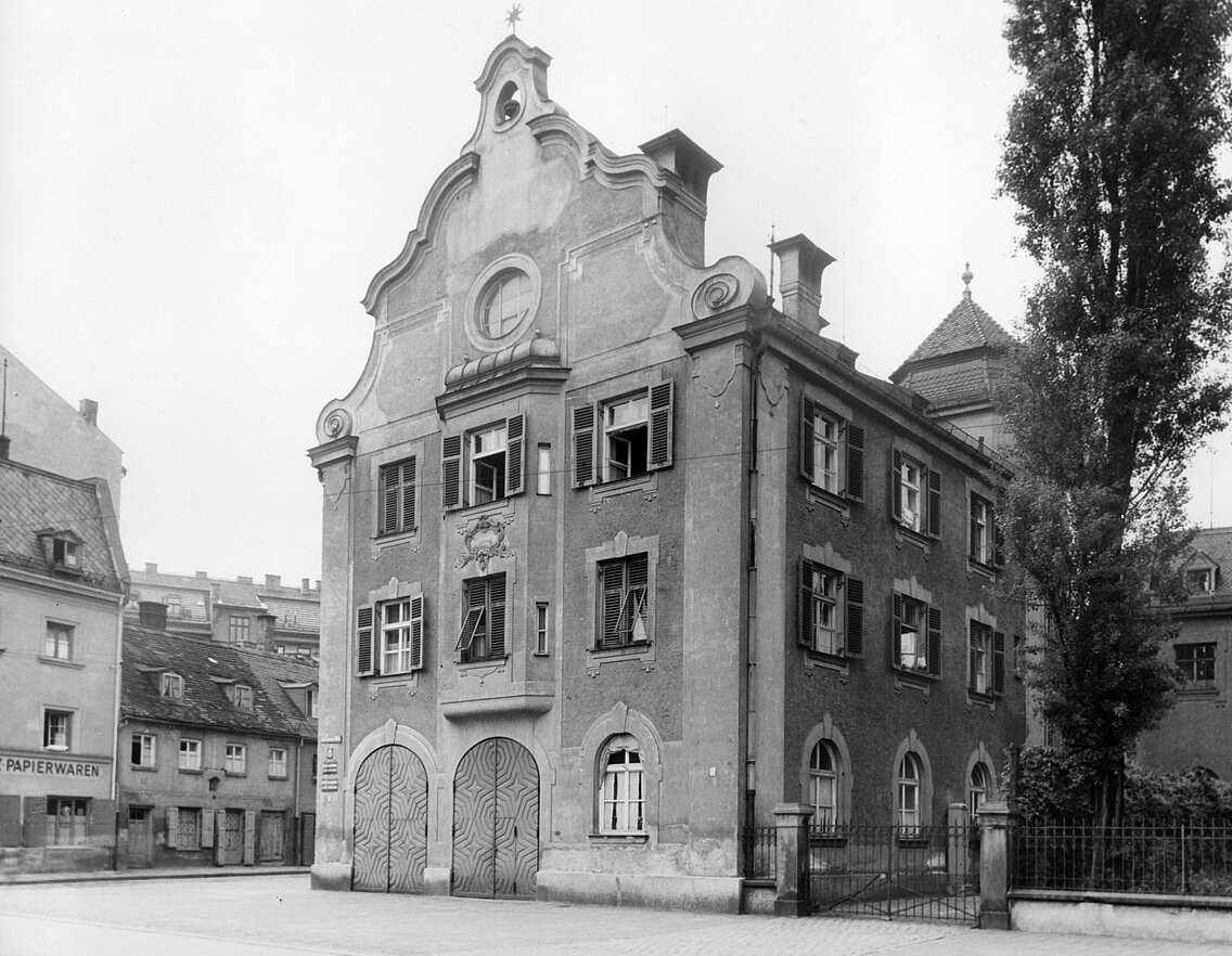 Die Aufnahme des Gerätehauses der Abteilung 5 stammt aus dem Jahr 1936, das Fresko im Giebel wurde zwischenzeitlich entfernt
