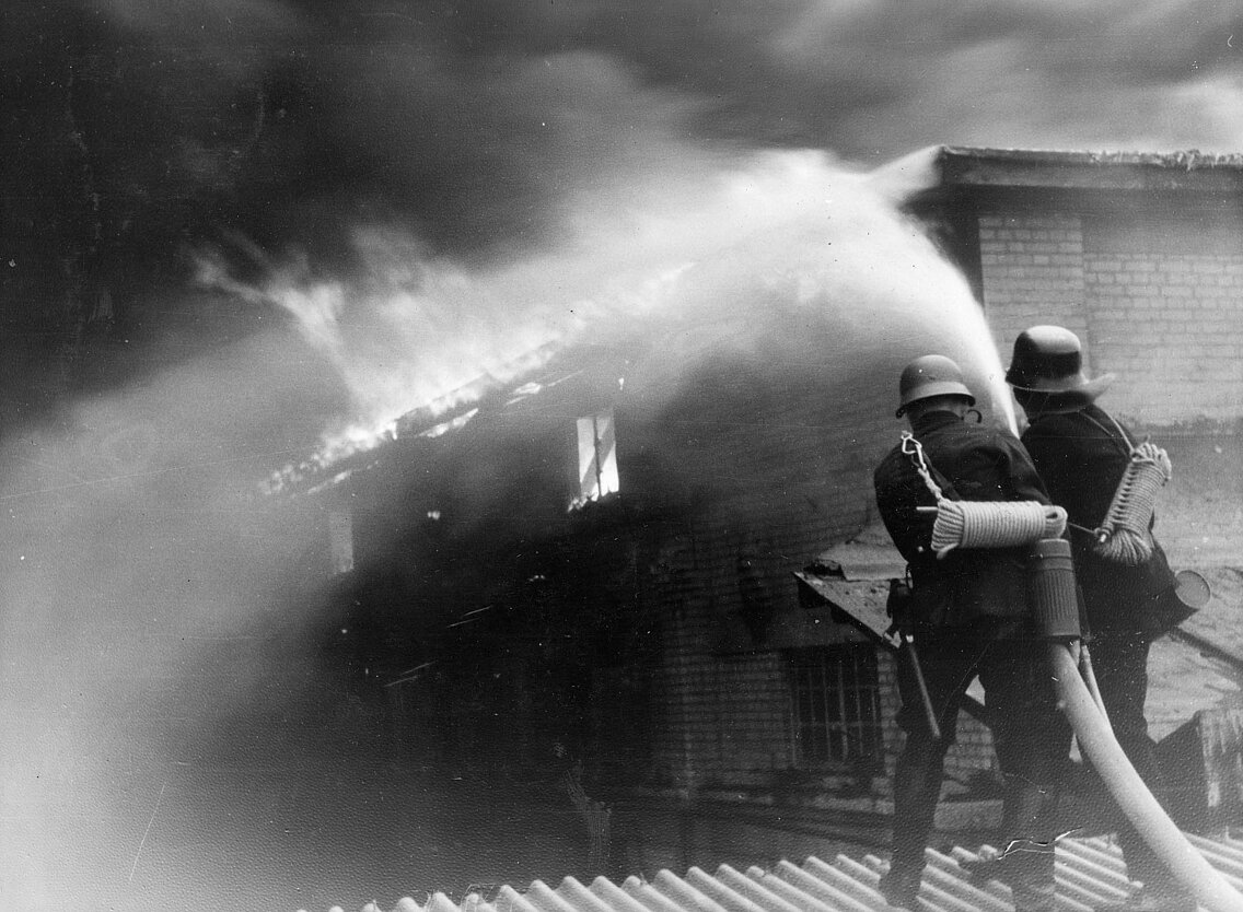 Ein Angriffstrupp der Freiwilligen Feuerwehr München beim Großbrand Chem. Werke München - Otto Bärlocher GmbH am 11. September 1941