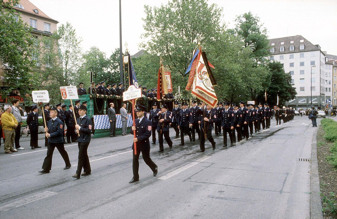 Eine Abordnung der Freiwilligen Feuerwehr München beim Vorbeimarsch an der Ehrentribüne