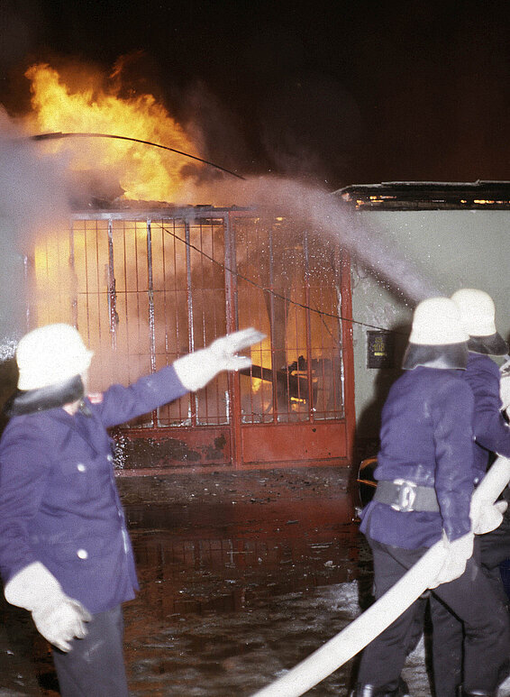 Feuerwehrmänner der FF München beim Löschangriff mit einem B-Rohr