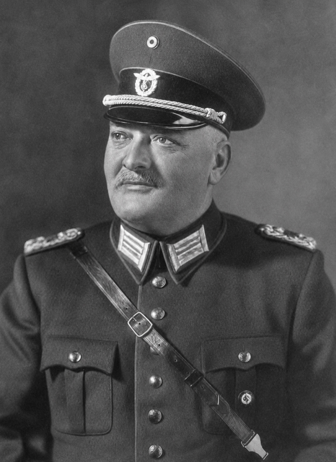 Adolf Ecker, Magistratsrat und Kommandant der Freiwilligen Feuerwehr München vom 23.06.1919 bis 14.12.1938, in der Uniform des Landesbranddirektors, dessen Position er von 1928 bis 1938 bekleidete
