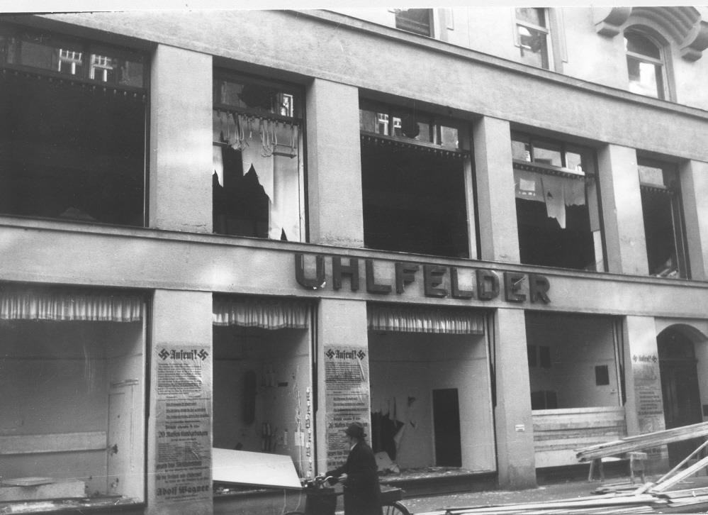 Das ausgebrannte Kaufhaus Uhlfelder in der Nieserstraße