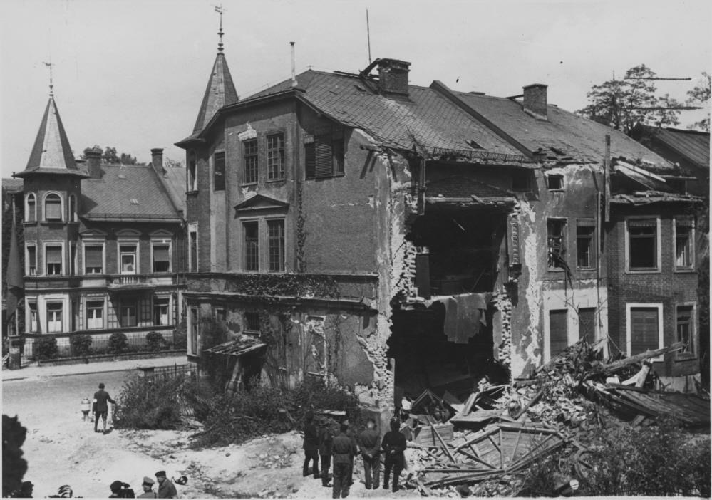 Ein beschädigtes Wohngebäude in der Kaiserstraße 19, zerstört während des dritten Angriffes vom 5. Juni 1940